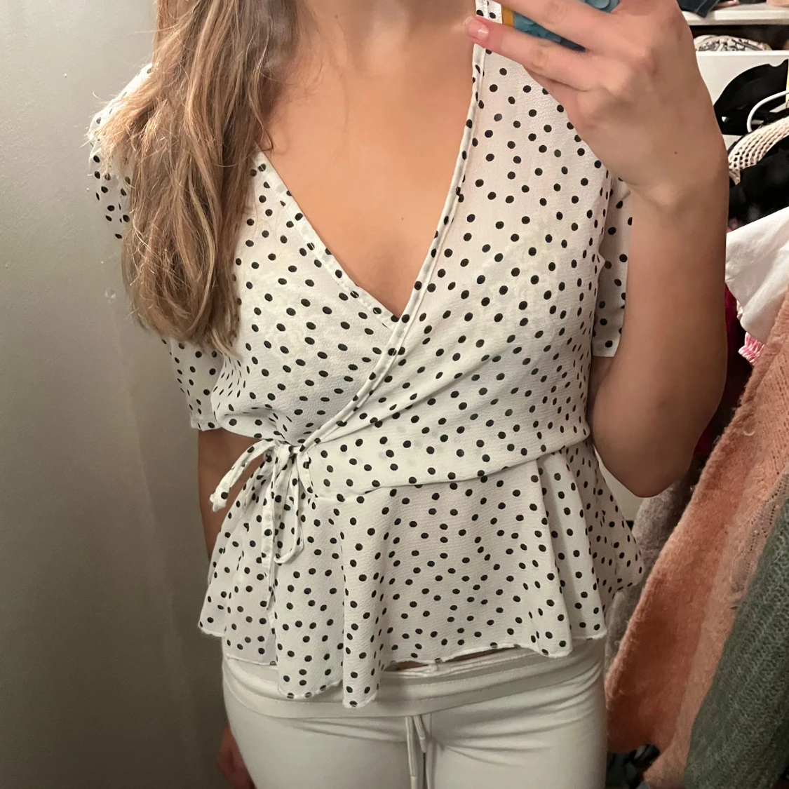 Vit omlottblus med svarta prickar