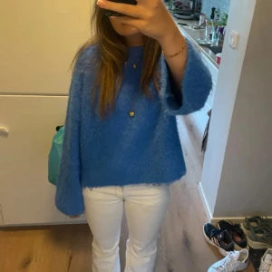 Blå fluffig tröja  - Snygg o så skön fluffig tröja från Pernilla Wahlgren, Ullared. Passar perfekt nu till höst/vinter då den är väldigt varm. Första bilder är lånad, andra min egen. Endast använd några gånger, jättefint skick. Hör av er för frågor/bilder! ❤️