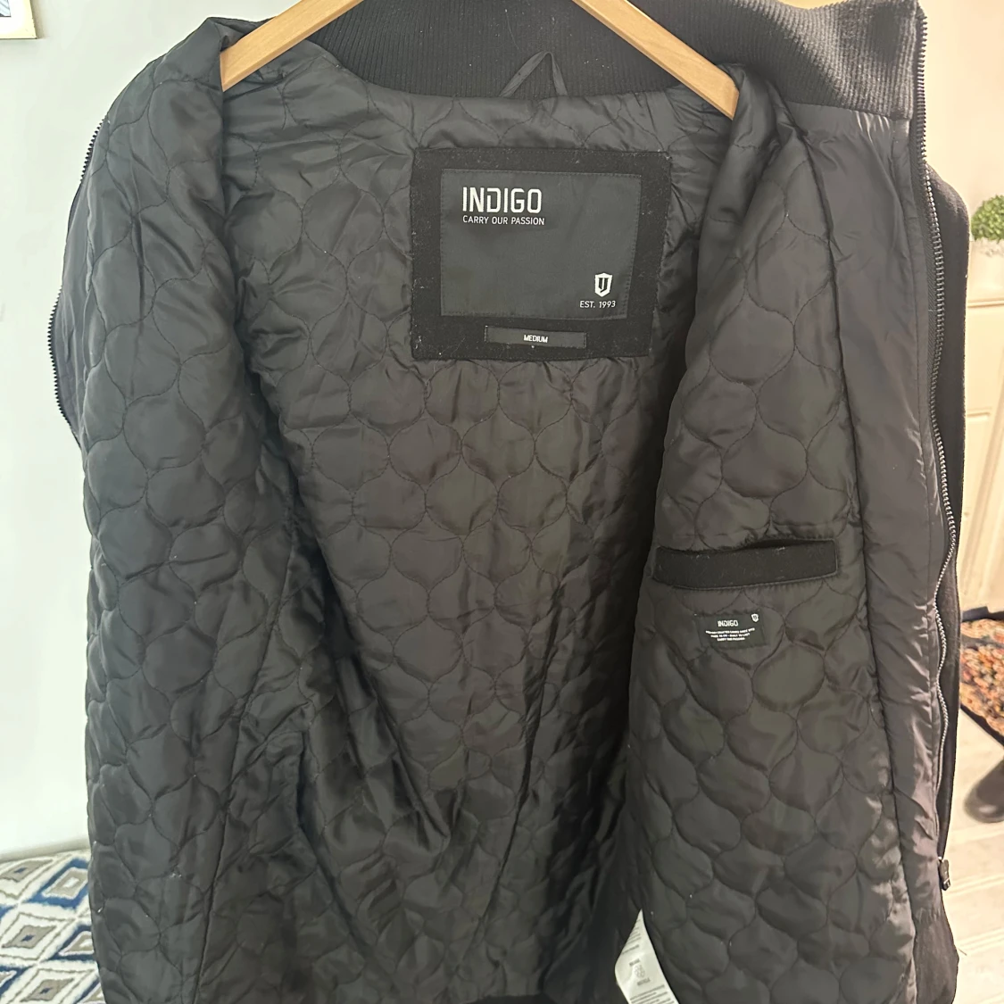 Svart kappa från Indigo, medium - 2