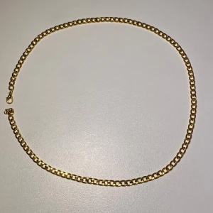 Guld halsband - Guldfärgat halsband i rostfritt stål, passar både killar och tjejer. Enkel att kombinera med andra smycken.  Material: rostfritt stål Färg: silver Längd: 50cm Skick: inte använt, nytt