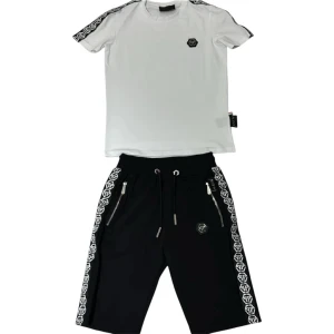 Vit t-shirt från Philipp Plein - Snygg vit t-shirt från Philipp Plein med korta ärmar och svart logotyp på bröstet. Axelpartiet har svarta och vita logoband som ger en cool streetkänsla. Materialet känns mjukt och lätt, perfekt för sommaren. Passformen är normal och designen är stilren men ändå sportig.