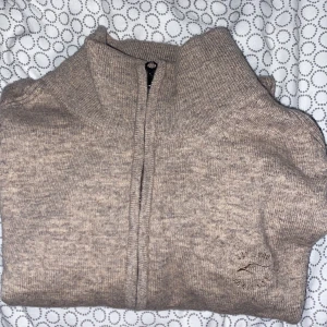 Half zip  - säljer en skitsnygg halfzip som är billigare och snyggare än de flesta half zipen. Köpte för typ 800 kommer inte ihåg, men jag säljer för 450