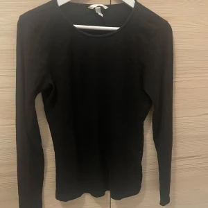 Svart långärmad topp - En stilren svart långärmad topp med rund halsringning. 