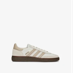 Adidas Handball Spezial sneakers beige - Jag säljer nu dessa snygga slutsålda Adidas Spezial sneakers i beige. Ovandel i mocka och skinn, bruna gummisulor och snörning. Köpte dessa i somras hos Arket för 1349kr, men eftersom de inte kommer till användning säljs de! Använt max 3 gånger, de är i nyskick och inget slitage. Strl 38.