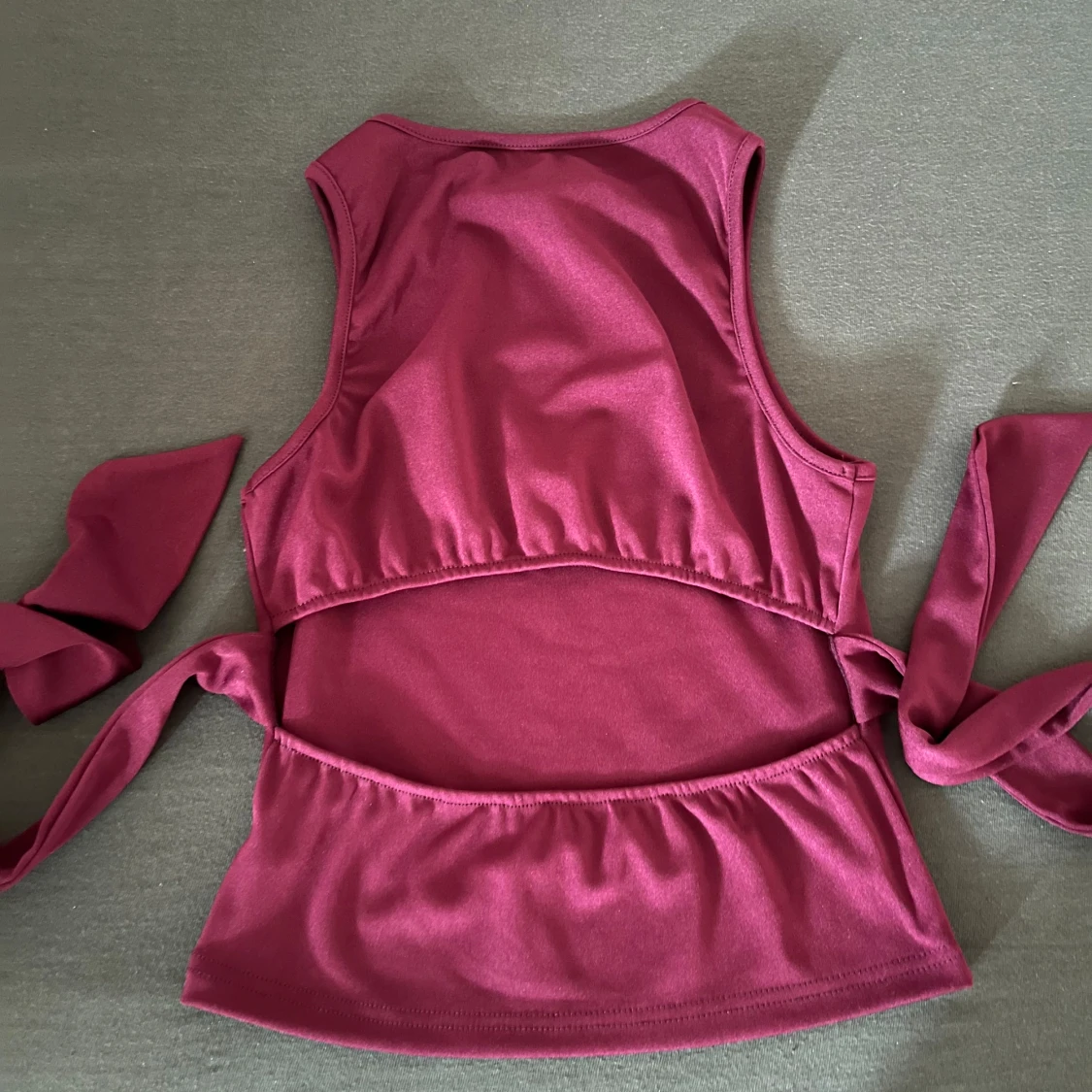 Vinröd omlottopp med knytband - 1