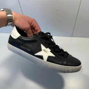 Golden Goose Skor - Golden Goose skor i färgen svart med skinn! 10/10 skick inga defekter då de använts med omsorg. Storlek 45 men passar 44 med! Inget og dessvärre. Skriv gärna om du undrar vad som!🤝OBS: inte säker på äktheten på dessa men med högst trolighet äkta!