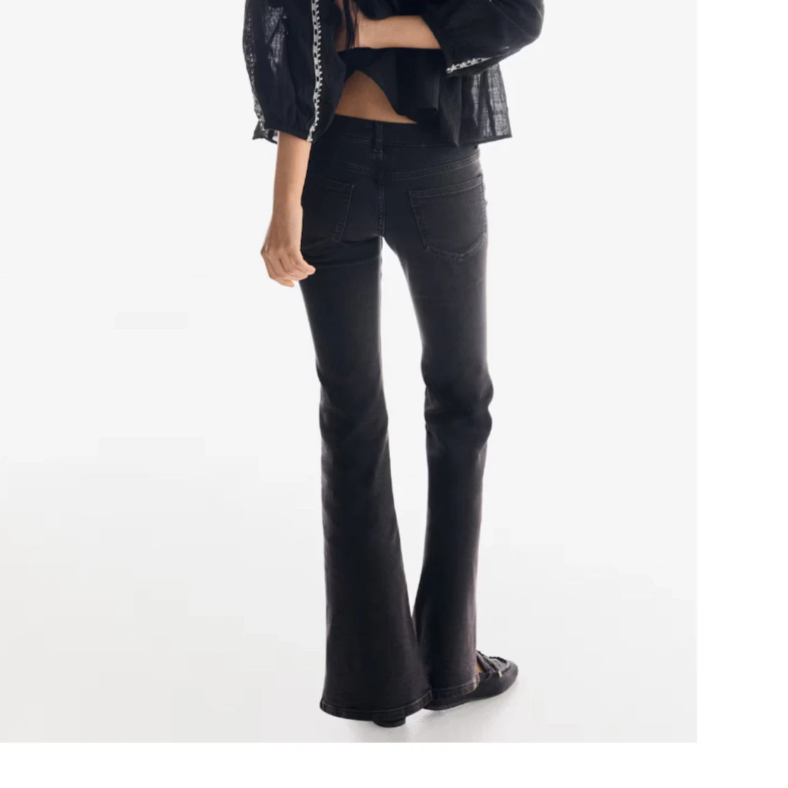 Svarta lågmidjade jeans  - 2