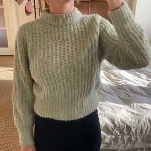 Alpacka tröja - Stickad tröja i superfin pistagegrön färg, 60% ull 40% alpacka, gott skick!