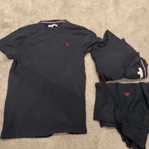 3 pack tshirts  - Snygg mörkblå t-shirt från Polo Ralph Lauren med klassisk röd broderad logga på bröstet. T-shirten har rund halsringning och korta ärmar. Perfekt basic-plagg med stilren design och skön passform.