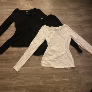 Svarta och vit långärmad topp - tre basic långärmade toppar från 157, två svarta och en vit. Alla har rund halsringning och är i mjuk bomull, perfekta att styla med jeans eller kjol. Snyggt slim fit och enkla att matcha till olika outfits.