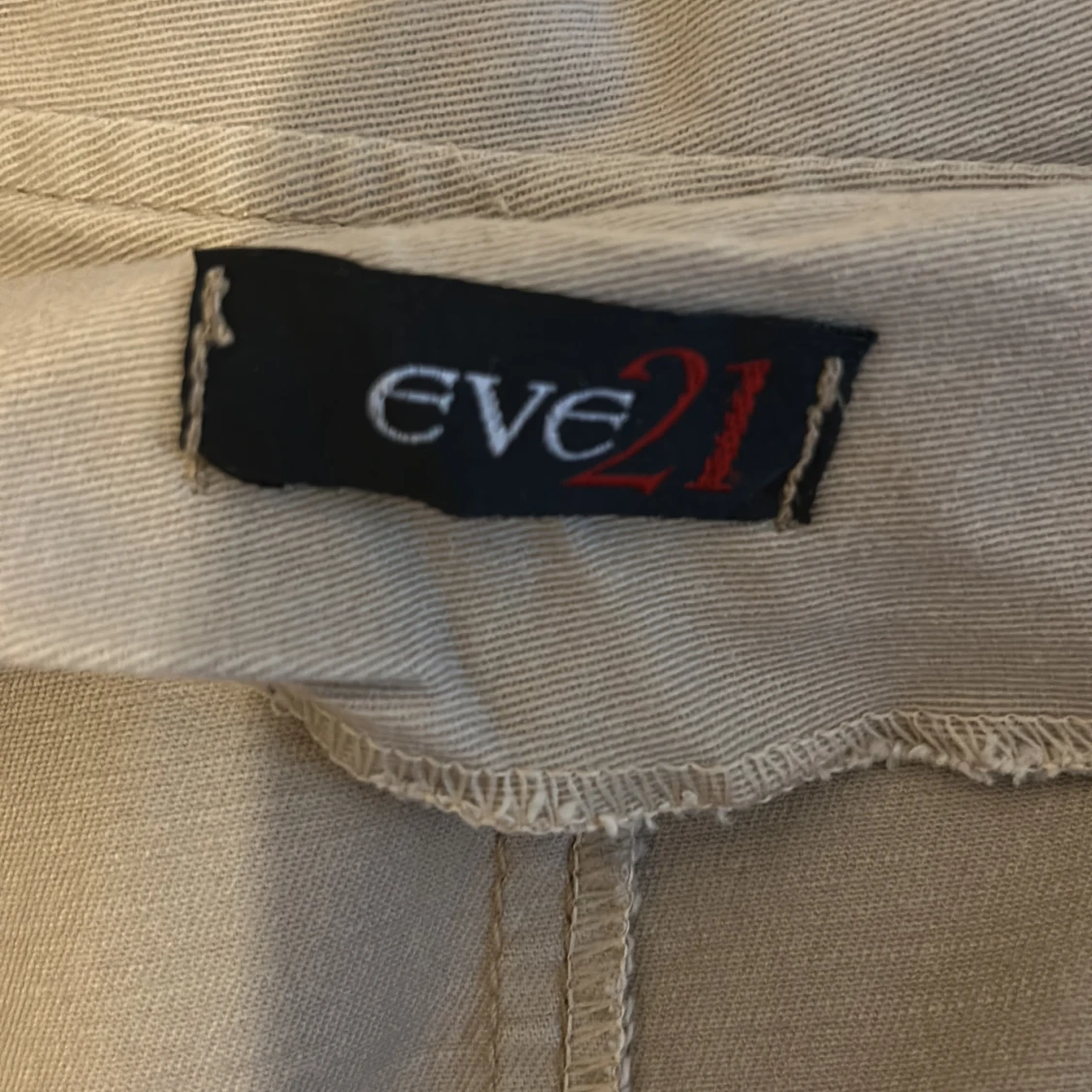 Beige kavajjacka med paljettdetaljer - 1