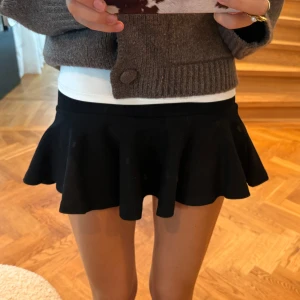 volang kjol - jätte söt volang kjol som man kan vika ned också🩷🩷