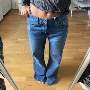 Baggy blå jeans  - Mörkblå baggy jeans från hm! Aldrig använda