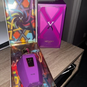 Xerjoff Muse Eau de Parfum 100ml - Lyxig parfym från Xerjoff i doften Muse. Flaskan är lila med gulddetaljer och har en elegant, exklusiv design. Kommer i en färgstark och konstnärlig förpackning med guldinslag. Perfekt för dig som gillar unika och sofistikerade dofter. Tveka inte på att skriva ifall ni har några frågor!🙏