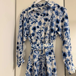 Kort blommig skjortklänning med bälte - Ny med prislapp
