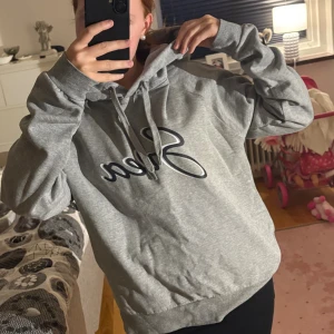 Hoodie - Hoodie från Svea som är sparsamt använd, den är mjuk och skön och perfekt för myskvällar hemma!