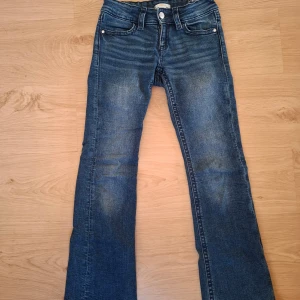 Blå bootcut jeans från Gina Tricot - Snygga blå jeans från Gina Young i storlek 152. De är lågmidjade och bootcut, säljer då de inte passar. En knapp på en av bakfickorna har ramlat av och lite trådar men inget man tänker på. Pris kan diskuteras vid snabba köp💓