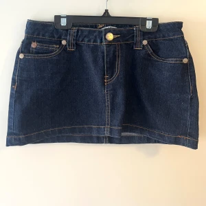 Minikjol / mini spódniczka - En sjukt snygg mörkblå minikjol som jag köpt second hand!💗💗 Endast provad. Storlek S. Har inga defekter. Tveka inte att skriva ifall du har frågor och gör gärna bundles! 💕