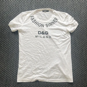 Dolce & Gabbana T- Shirt - Säljer nu denna Dolce Gabbana T-shirt från ”Fashion Sinner” Kollektionen! Nypris är 2700kr🙌 Tröjan är i italiensk storlek 40 vilket sitter som S/M ungefär! Riktigt fin passform runt armarna och kroppen! Riktig statement Peace 😁 Nu till salu och först till kvarn🤝 Skriv vid funderingar 📲