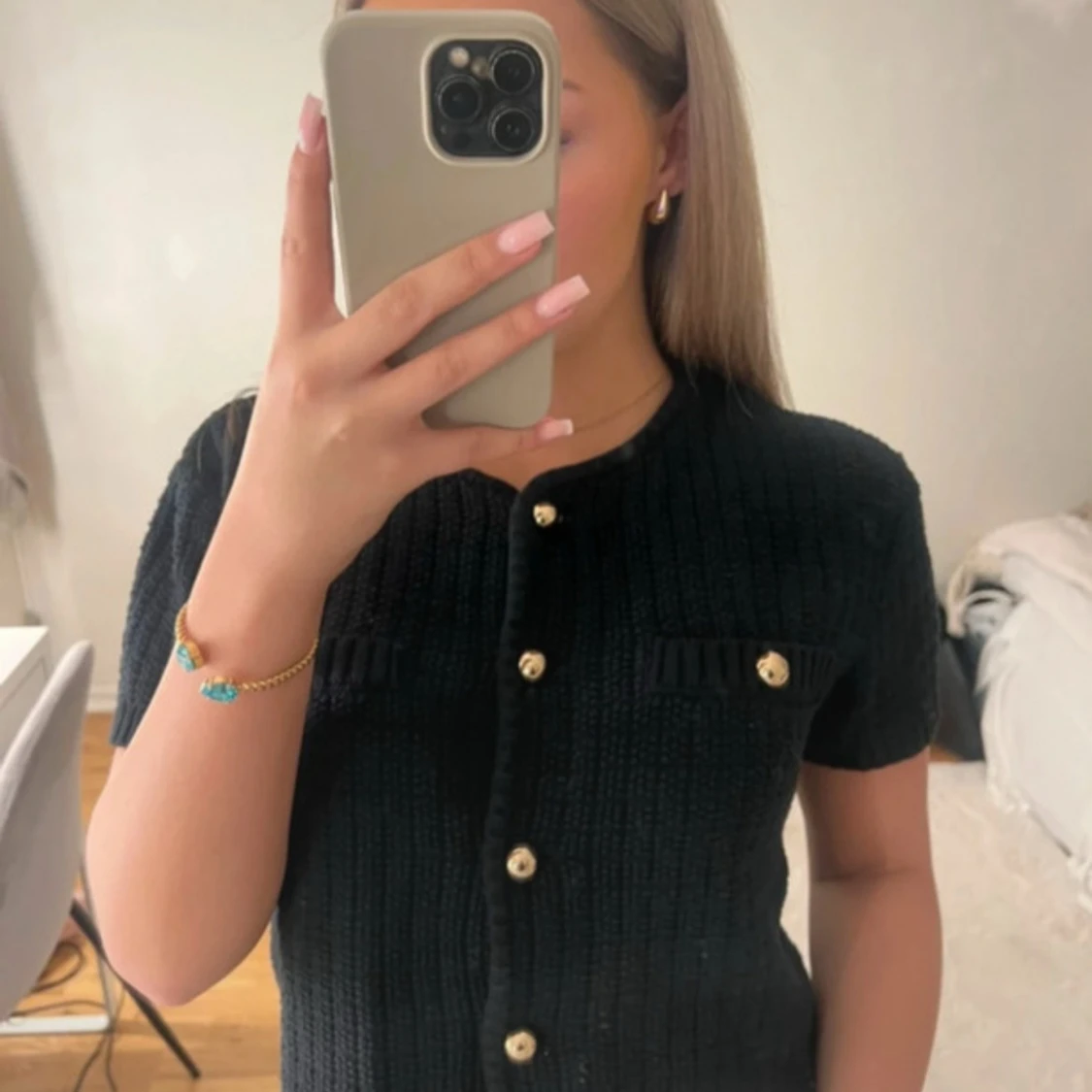 H&M Svart stickad topp med guldfärgade knappar