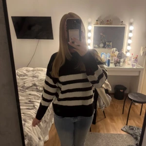 Svartvit randig stickad tröja Gina Tricot - Mysig stickad tröja från Gina Tricot i svart och vitt. 