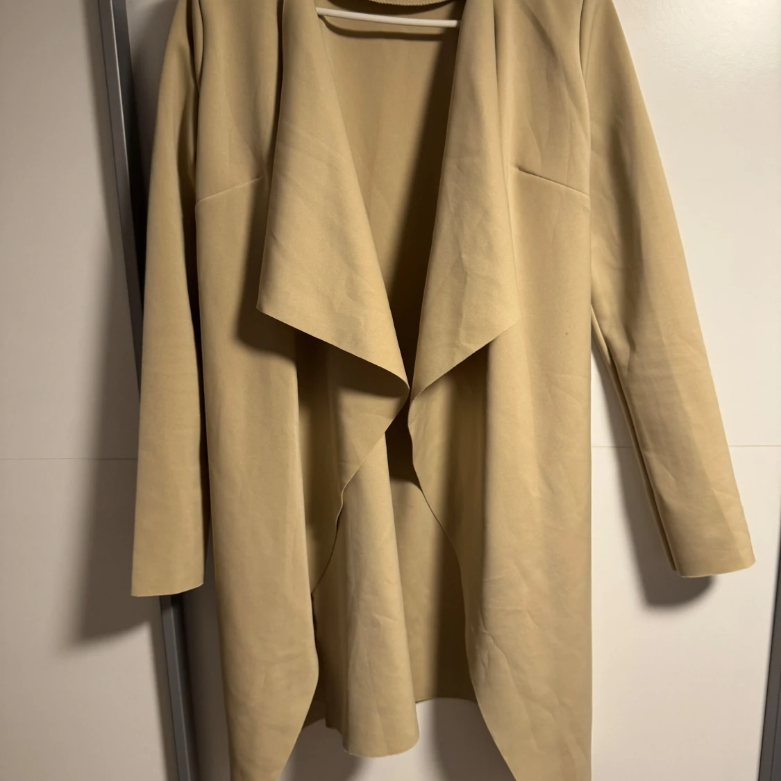 Beige omlott kappa i storlek S