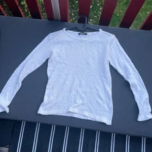 Vit stickad tröja Gina Tricot XS - Vit, tunnstickad tröja från Gina Tricot i storlek XS. Tröjan har rund halsringning och långa ärmar. Enkel och stilren modell som är lätt att matcha med olika outfits. Perfekt för lager-på-lager och funkar året runt.