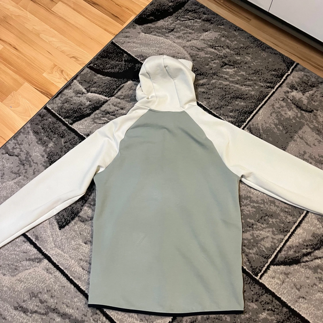 Under Armour hoodie i ljusgrått - 1