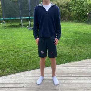 Blå cashmere tröja - Säljer en blå cashmere tröja i mycket bra skick. Passar människor mellan 165-175 cm