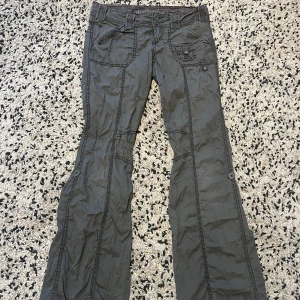 Grå cargopants från Esprit PLAY - Vintage y2k Snygga grå cargopants från Esprit PLAY med flera fickor, dekorativa sömmar och knappar på benen. Byxorna har låg midja och är perfekta för folk som vill sticka ut💖det är storlek 34 men passar 36 och 38 också👌