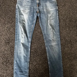 Nudie Jeans - Säljer nu mina snygga nudie jeans, bra kvalitet o sitter ganska slim🙌W31 L32 har dock hål i höger fickan men inget som påverkar så mycket men kan fixas enkelt. Hör av dig om du har frågor👍
