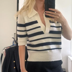 Stickad kaschmir tröja  - Så fin stickad tröja i kaschmir från Wakakuu🩷 storlek xs men passar också s! Nypriset är runt 2000 kr