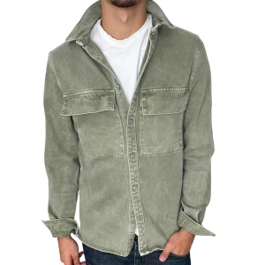 Zara overshirt  - As fet overshirt från Zara. Säljs inte längre i butik så väldigt svårt att få tag på, priset kan såklart diskuteras!