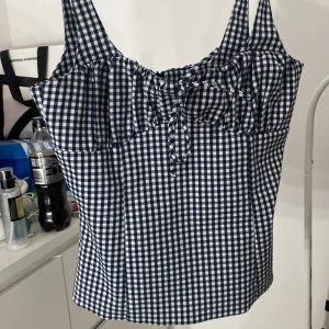 Rutig snygg topp - Super snygg rutig topp från zara, tror inte den säljs längre! Köpt här på Plick men var för liten💗 storlek 36/S. Den har  dragkedja där bak, priset kan diskuteras vid snabbt köp!