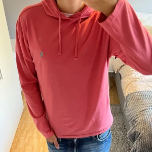 Polo Ralph Lauren Tunn Hoodie - Polo Ralph Lauren Tunn Hoodie | Storlek: S, passar dig mellan 175-185 cm | Skick: 8/10, använd men finns inga större defekter | Bara att skriva vid funderingar✍️