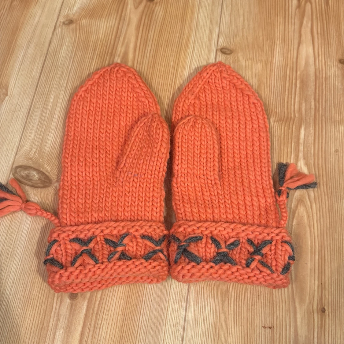 Orange stickade vantar i lovikkastil med brodyr - 1