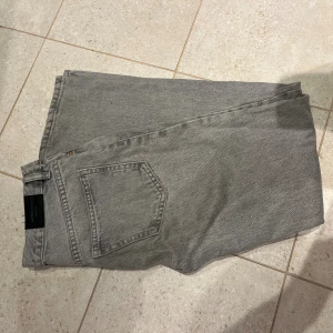 Grå jeansbyxor från Gina Tricot - Säljer ett par grå jeansbyxor från gina. Byxorna är mod Rise och har raka ben🩷