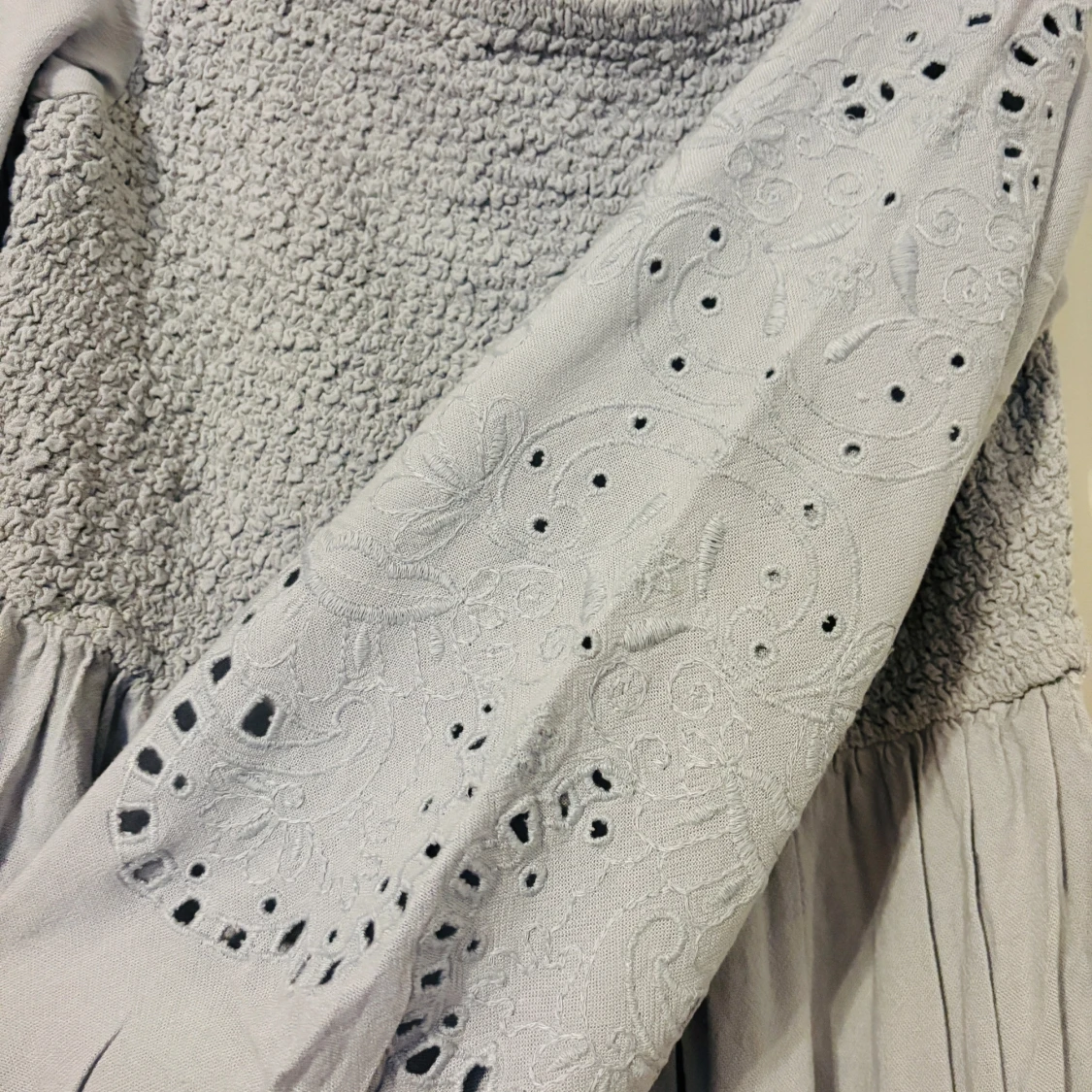 Ljusgrå broderad klänning  - 3