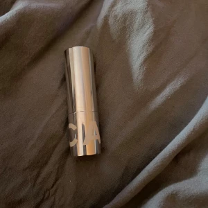 bb stick från caia 50W - bb stick från Caia i nyansen 50W, med varm brun ton. Kommer i en snygg, silvrig hylsa med stor vit logga. Perfekt för enkel applicering och contouring, smidig att ta med i väskan. Stickformat gör det lätt att få ett jämnt resultat. lite använd men ganska mycket kvar! nypris: 295kr