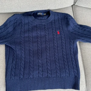 Polo ralp Lauren tröja  - Säljer en blå polo tröja storlek XS/S  mycket bra sick anledning för varför jag säljer är för den är för liten på mig.