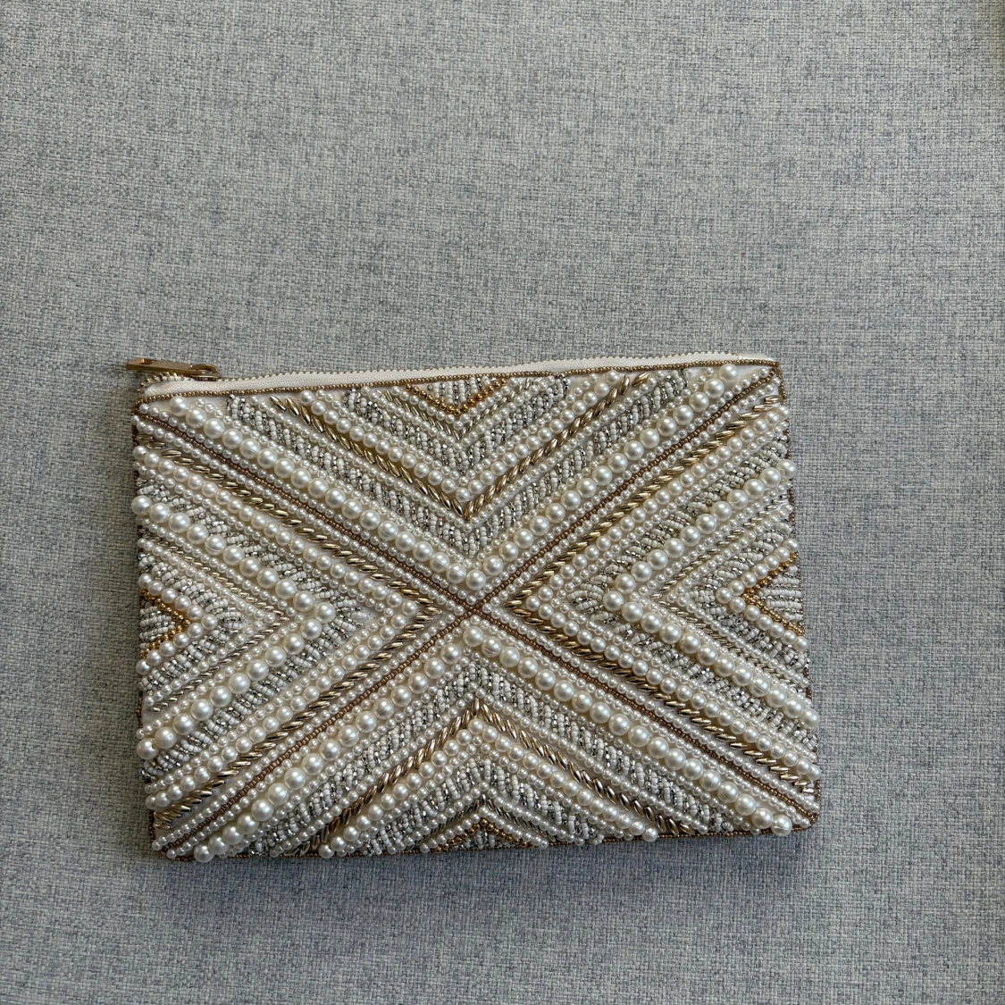 Pärlbroderad kuvertväska i satin