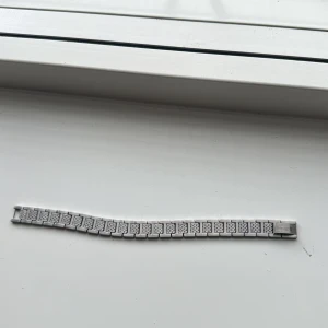 Lacoste armband - Silver Lacoste armband i nytt skick bara testad  (21cm) går att justera 