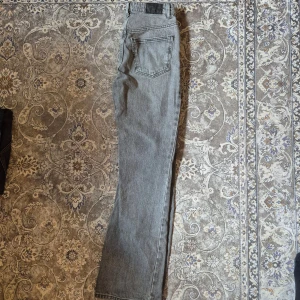 Grå bootcut jeans från Perfect Jeans - Säljer ett par grå jeans från Perfect Jeans i storlek 34. 