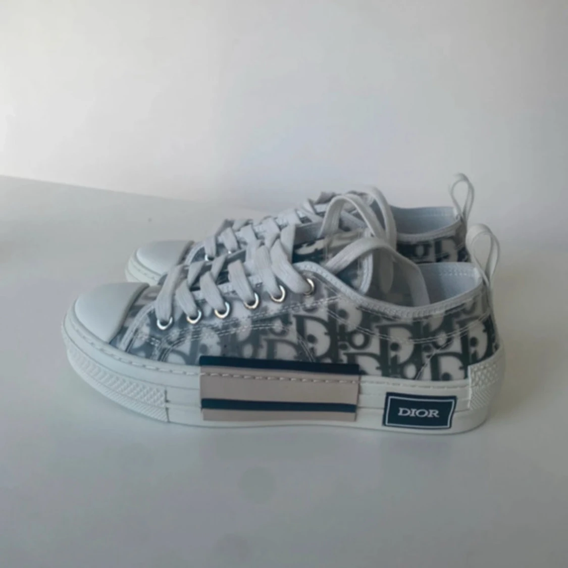 Dior B23 sneakers i vitt och grått