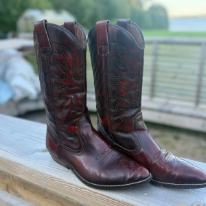 Mörkbruna cowboy boots från El Temporal - Mycket unika gamla boots i bra skick. Dessa är från början av 90 talet å användes mycket då men har nu sedan dess inte använts. De är 39 men smala i storleken. Märket på dem är El Chaparral och de är mycket unika och bra kvalitet men sulan måste nog bytas. Priset är justerbart så bud gärna.