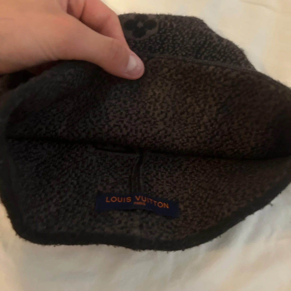  svart designer mössa med blå kant - 1