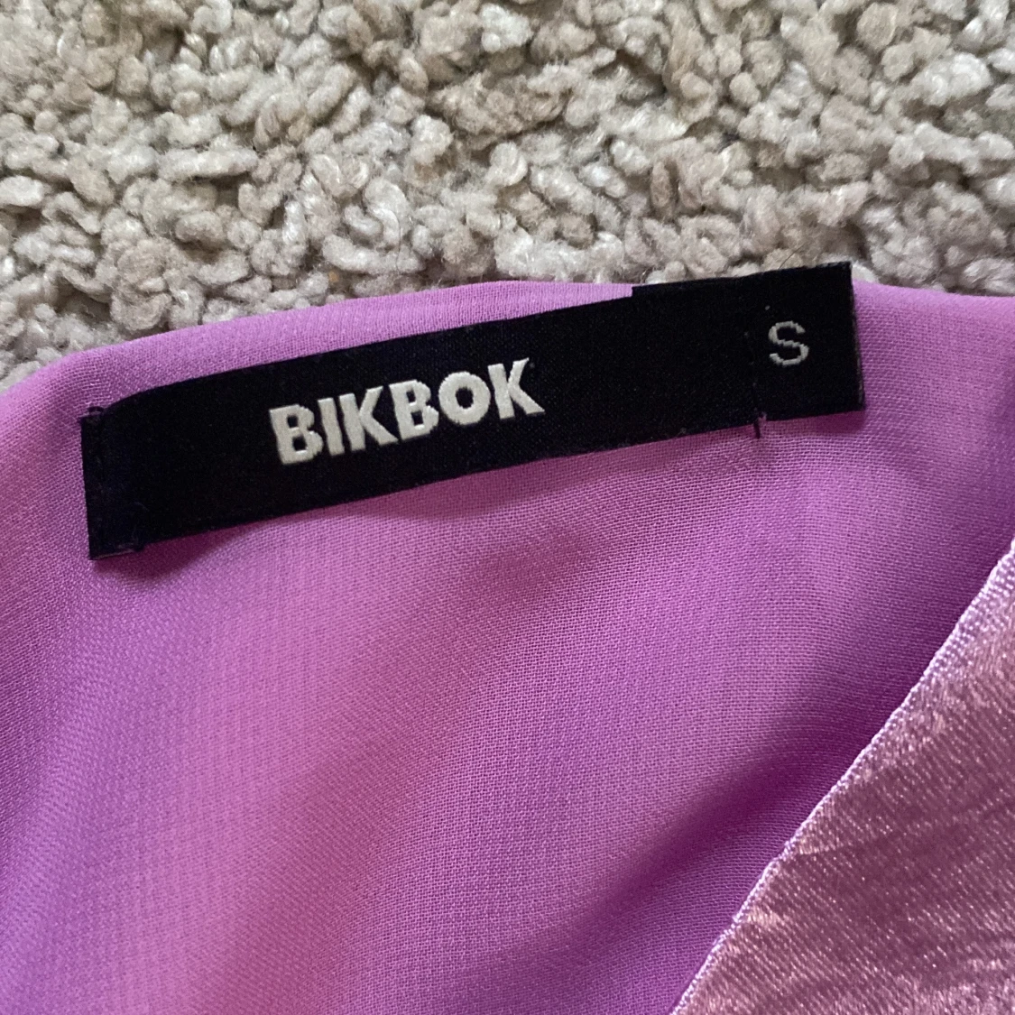 Ljusrosa satin klänning - 1