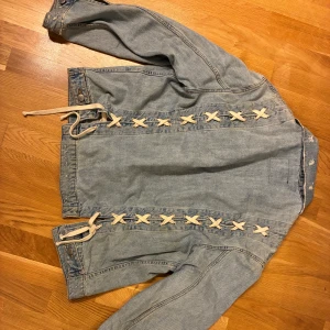Jeans jacka med knytningar  - Säljer denna fina jeansjacka från zara köpt second hand. 