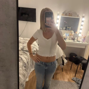 Vit croppad topp  - Säljer en vit croppad topp från new yorker. 