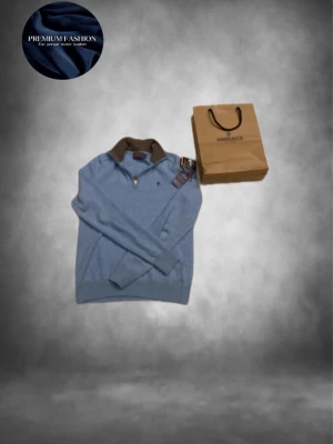 Ljusblå half zip tröja Morris - Snygg ljusblå tröja från Morris med half zip och brunt ribbat krage. Tröjan kommer med original påsa och tags medföljer! Tröjan ör i storlek xs och kommer sitta dunder på en grabb som är 160-165! Inga defekter alls på tröjan ! Pris kan diskuteras 